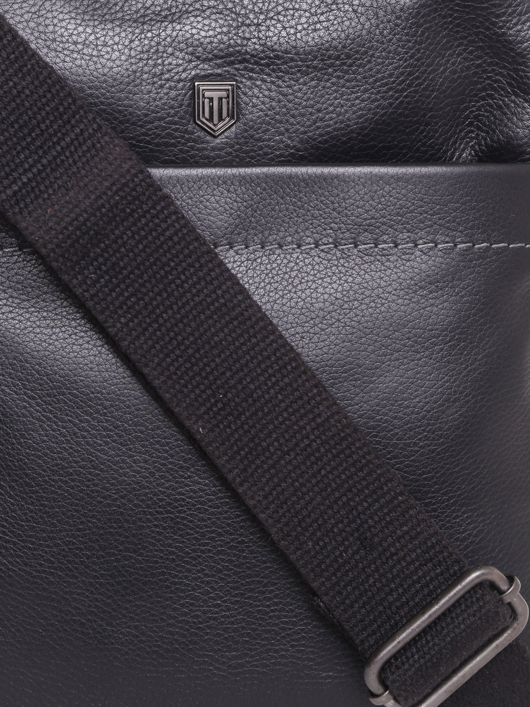 TL CROSSBODY WITH CONTRAST STITCH LINE